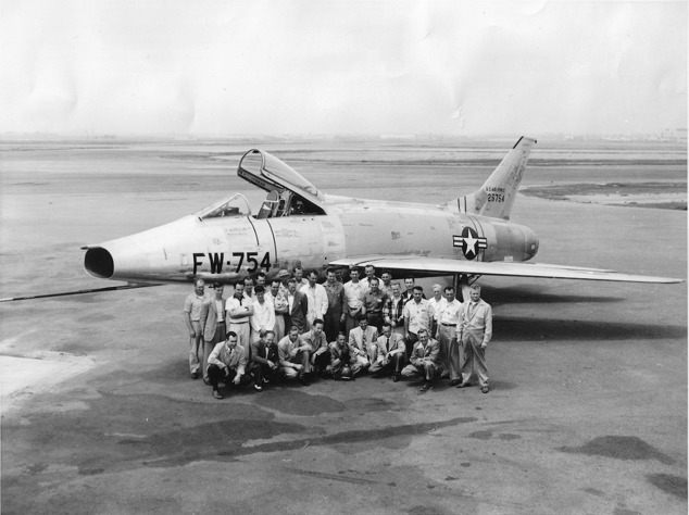 Prototyp NAA YF-100A a tým, který pracoval na testovacím programu. George S. Welch sedí uprostřed přední řady.