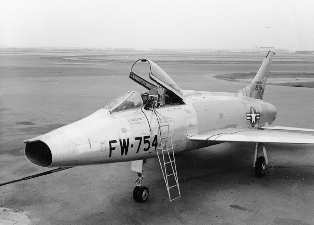 George S. Welch v kokpitu NAA YF-100A