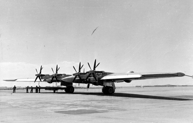 Northrop Xb-35 na ploše letiště základny Muroc po úspěšném přeletu. foto: U.S. Air Force