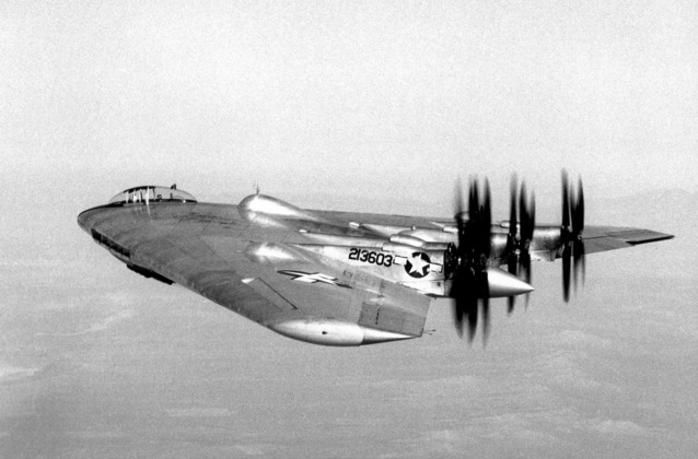 XB-35 v letu nad základnou Muroc. Stroj pohání ještě ranná verze tlačných protiběžných vrtulí. foto: U.S. Air Force 