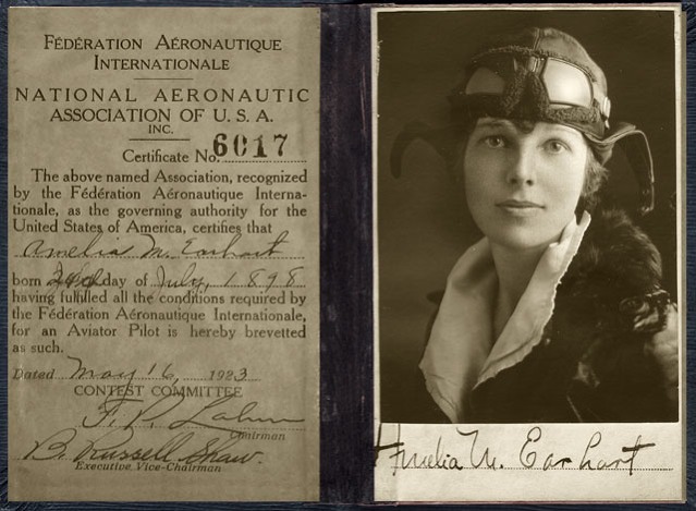 Pilotní licence A. Earhartové z roku 1923, foto: National Portrait Gallery