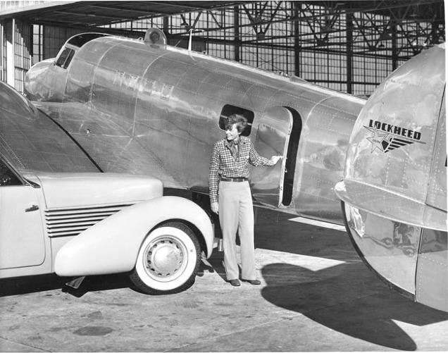 Amelia Earhart se svým Lockeedem Electra 10e Nr16020 na letišti v Burbanku, foto: Lockheed