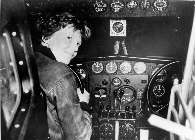 Amelia Earhart před posledním startem v roce 1937