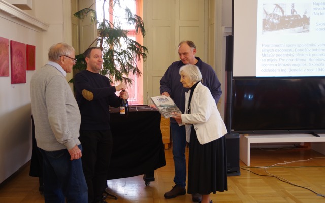 paní Jaroslava Mrázová při křtu knihy křídla_2_křest_014.jpg