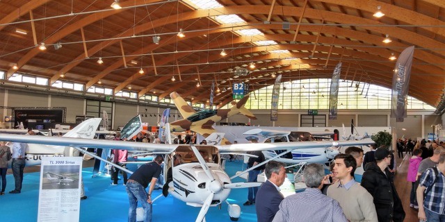 TL Ultralight představoval na svém stánku v hale B2 kompletní výrobní řadu. 20160421_111805_hdr_(1024x768).jpg