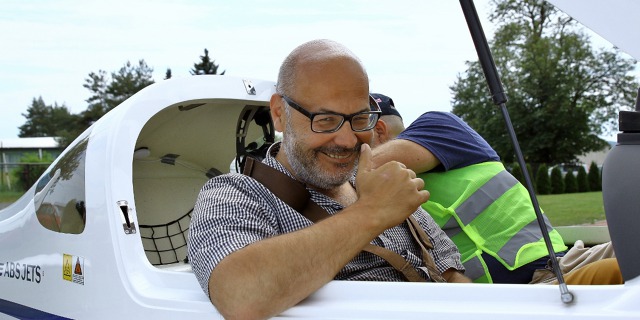 Režisér Malého prince Vladimír Morávek se chystá ke svému letu. malý_princ-dět.letecký_den_047_1280x890.jpg