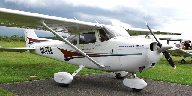 Zájem o svezení byl mezi členy Laterny magiky nad kapacitní možnosti dvoumístného Dynamicu. Čtyřmístnou Cessnou 172 OK-FCA ochotně vypomohla příbramská letecká škola SkyAcademy. malý_princ-dět.letecký_den_070_1280x852.jpg