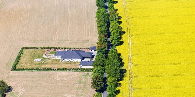 Typický obrázek z moderního českého venkova. Foto: Tomáš Vocelka, Aktuálně.cz f44bab553f9891b3ad5a93082816_w1365_h768_g2d746b5654ae11e8b8310cc47ab5f122_1280x720_-min.jpg