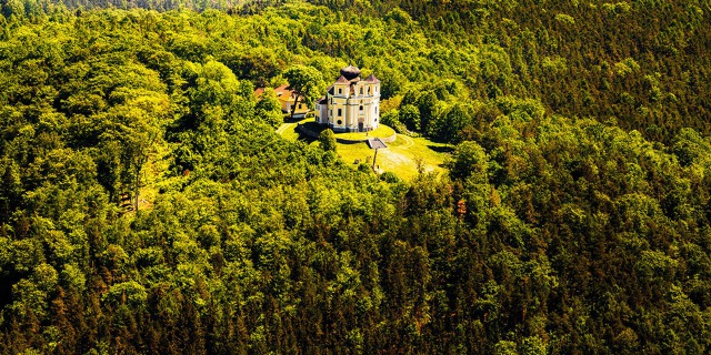 Poutní kostel sv. Jana Křtitele a Panny Marie Karmelské na Makové hoře poblíž Smolotel u Příbrami. Foto: Tomáš Vocelka 5cce4fef3d218a799ec613961244_w1254_h836_g64222bb659c211e883510cc47ab5f122.jpg