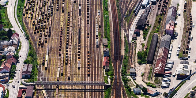 Po dvou záběrech na malebná místa pohled na industriální krajinu. I ona má své kouzlo. Na snímku je nákladní nádraží v Českých Budějovicích. Foto: Tomáš Vocelka 5dd05314381e8c23905416713764_w1024_h1024_g67d689aa59c211e89509ac1f6b220ee8.jpg
